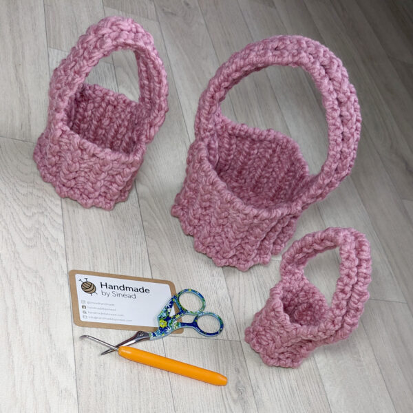 Knitted mini baskets